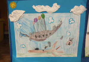 Ilustracja do wiersza "Cuda i Dziwy" narysowany kredkami. Na obrazku znajduje się latający statek z czterema balonami. Na jego dziobie siedzi pająk i robaczek. Na dole obrazka leży pień drzewa a na nim siedzą inne owady: mrówki, biedronki i żuczki.