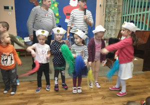 Dzieci w czapkach marynarzy.