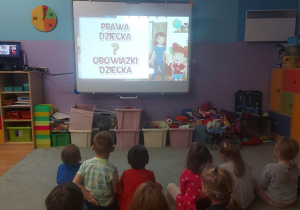 Dzieci oglądają film edukacyjny o Prawach Dziecka.
