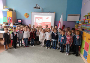 Dzieci wspólnie śpiewają hymn narodowy