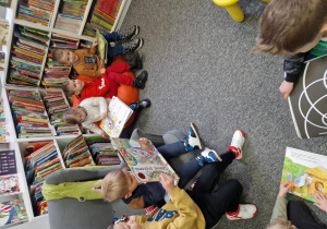 Dzieci samodzielnie przegladają różne książki.