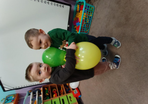 Taniec w parach z balonami między dziećmi.
