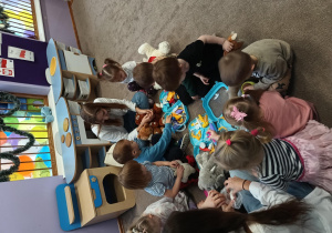 Zdjęcie innej grupy dzieci, które oglądają zestaw lekarski.