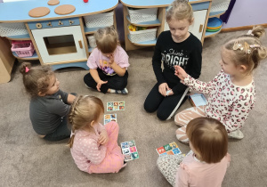 Dziewczynki z IV grupy bawią się z Wiewióreczkami na dywanie w "Bingo".