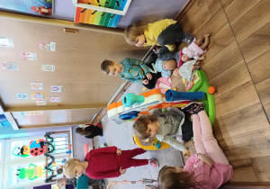 Czworo dzieci bawi się w zabawę tematyczną "dom".