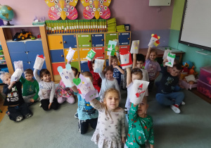 Dzieci prezentują swoje misie polarne wykonane z papierowej torebki śniadaniowej.