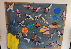 Praca przedstawiająca wykonane papierowe rakiety oraz pomalowane planety - kosmos.