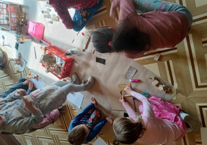 Dzieci z dostęonych materiałów (głównie z różnego rodzaju papieru i tektury) tworzą makiety.