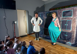Na scenie bohaterka Kamilka rozmawia z lekarzem.
