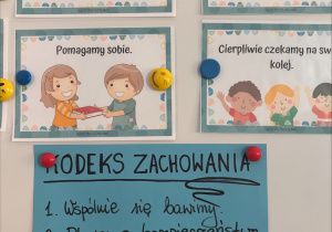 Kodeks zachowania w grupie III, na którym odciśnięte są paluszki dzieci.