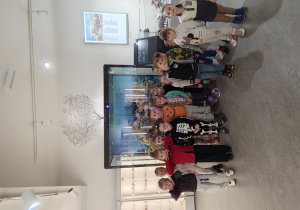 Dzieci pozują do zdjęcia w jednej z sal muzeum.