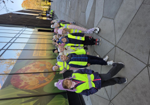 Grupa dzieci stoi przez Zoo.