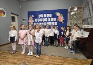 Dzieci w czasie występu z okazji Dnia Edukacji Narodowej.
