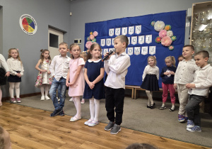 Chłopiec mówi wiersz do mikrofonu.