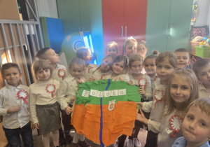 Grupa dzieci prezentuje wykonaną przez siebie mapę Polski.