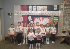 Laureaci konkursu pozują do zdjęcia.