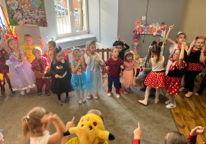 Dzieci przebrane za ulubione postacie, tańczą.