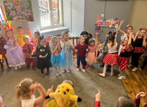 Bal z okazji Dnia Postaci z Bajek.