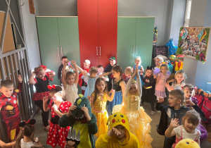 Dzieci w sali przedszkolnej bawią się do znanych piosenek.