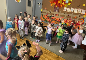 Najmłodsze dzieci prezentują swoje stroje.