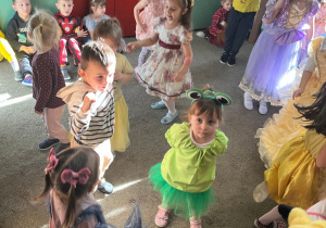 Zabawy taneczne na dywanie.