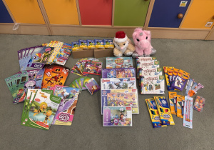 Artykuły plastyczne i szkolne zebrane dzięki zaangażowaniu rodziców.