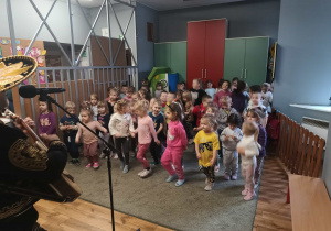 Dzieci tańczą przy meksykańskich rytmach.