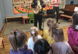 Dzieci oglądają występ Mariachi.