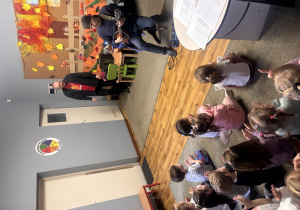 Dzieci słuchają gry na mandolinie.