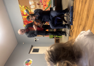 Muzycy demonstrują dzieciom jak wygląda mandolina.