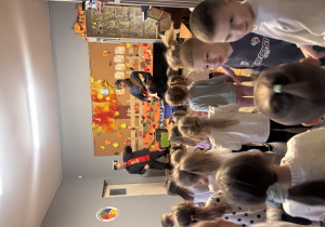 Przedszkolaki tańczą do utworu granego na gitarze elektrycznej.