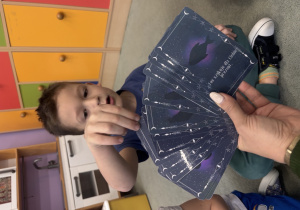 Chłopiec losuje swoją indywidualną wróżbę.