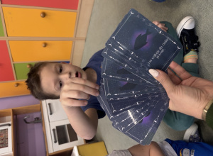 Wróżby andrzejkowe w grupie Żabek.