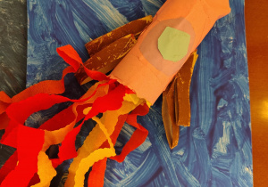 Praca plastyczna - rakieta z papieru.