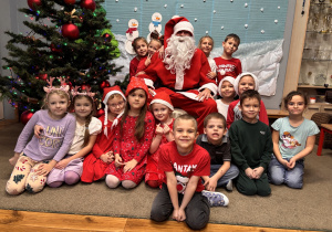 Zdjęcie grupowe ze Świętym Mikołajem.