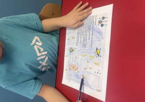 Dziecko rysuje kartkę dla Pana Premiera.