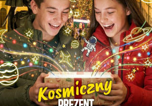 Grafika na której widać dziewczynkę i chłopca, którzy otwierają prezent z którego wylatują kolorowe promienie.
