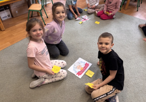 Dzieci uśmiechają się do zdjęcia.