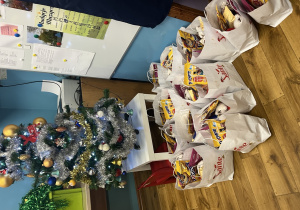 Choinka pod, którą leżą paczki dla dzieci.