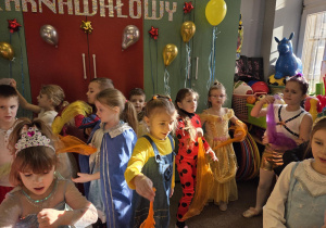 Dzieci tańczą na balu karnawałowym.