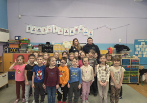 Do wspólnego zdjęcia pozują dzieci i funkcjonariusze Straży Miejskiej.