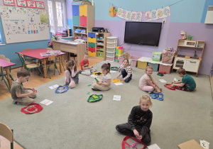 Dzieci segregują klocki do szarf według podanego kryterium.