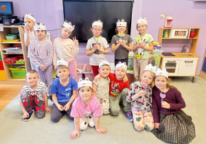 Grupa dzieci pozuje do zdjęcia, na głowach mają opaski z uszami kotów.