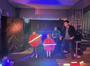 Teatr "Bajki Agi" z przedstawieniem "Żelka, Pan Wykałaczka i Robot".