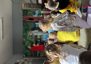 Dzieci oglądają przedstawienie pt. "Czerwony Kapturek".