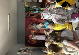 Wilk z babcią na scenie.