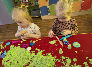 Zabawy piaskiem kinetycznym.