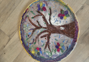 Wiosenne drzewo namalowane na folii rozciągniętej na hula-hop.