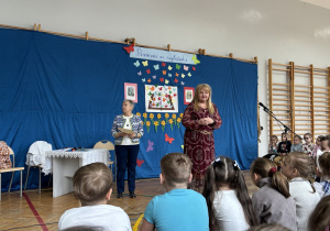 Pani Dyrektor SP70 wita zebranych gości.