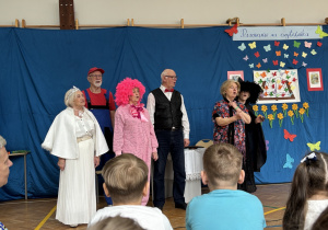 Grupa teatralna "Babcie w locie" w czasie przedstawienia.